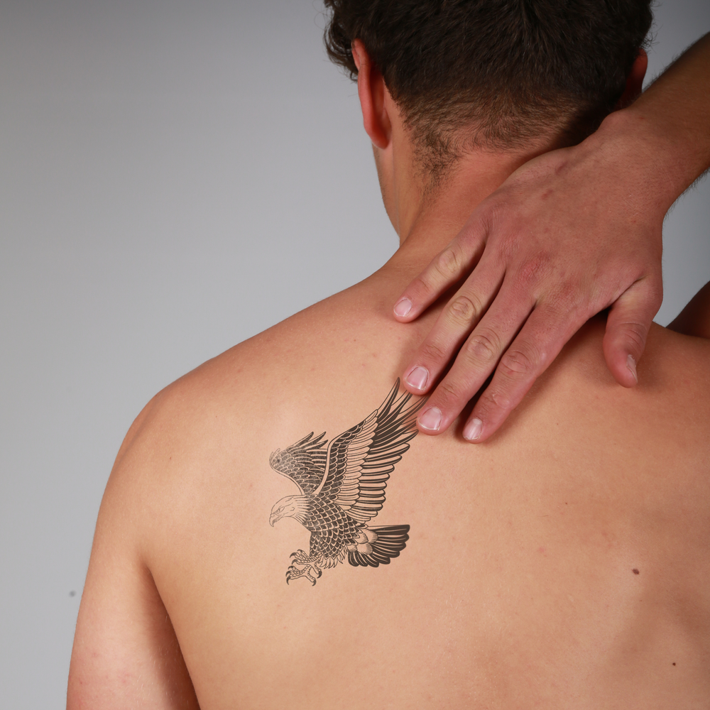 tatouage ephemere aigle style puissant et majestueux