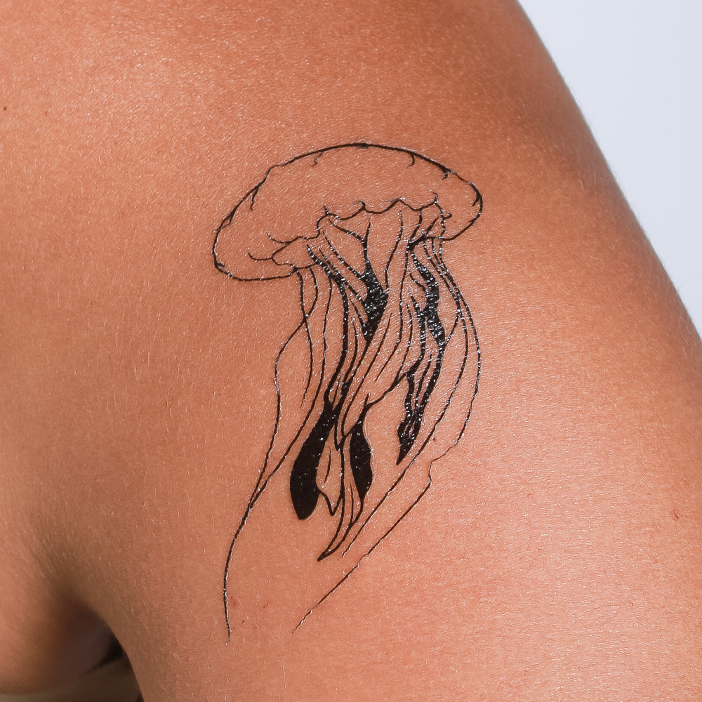 tatouage temporaire meduse discret inspiration ocean et fluidite