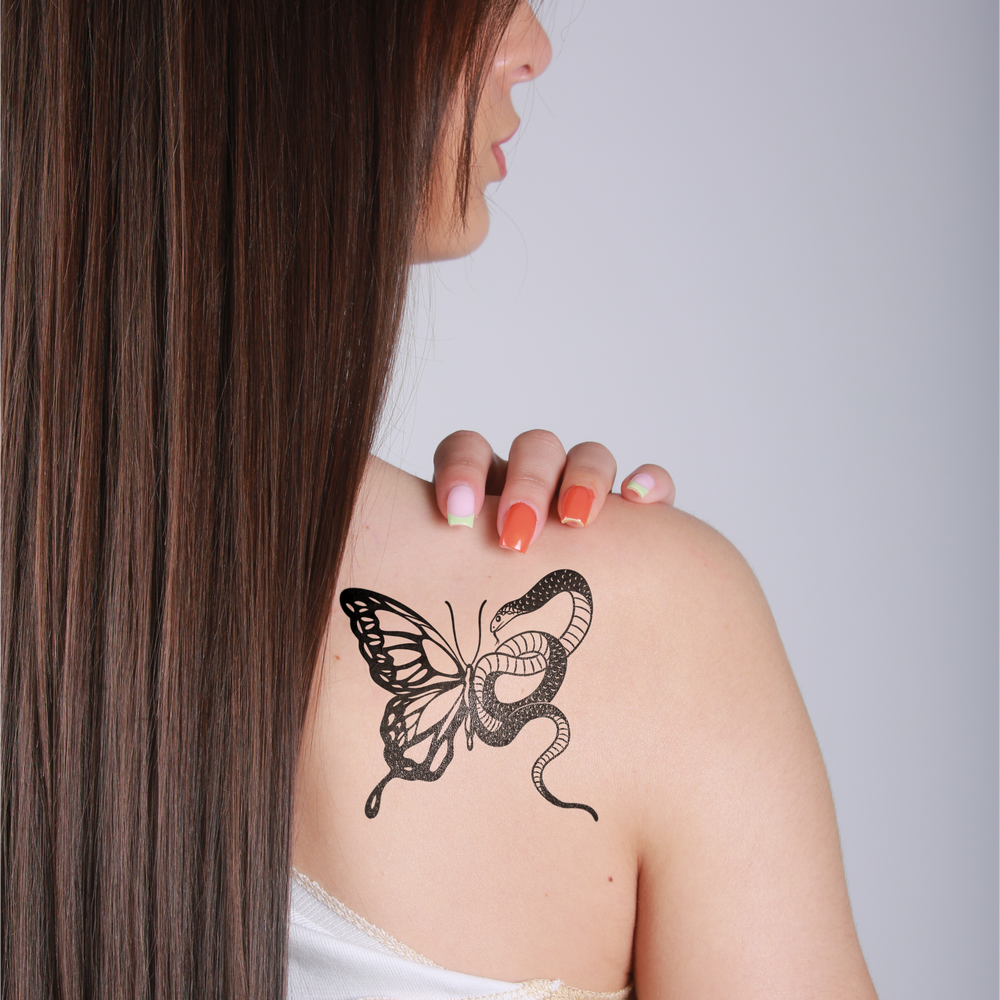 tatouage ephemere papillon serpent style mystique et symbolique