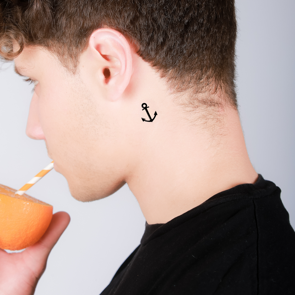tatouage ephemere ancre marine porte dans le cou style nautique et vintage