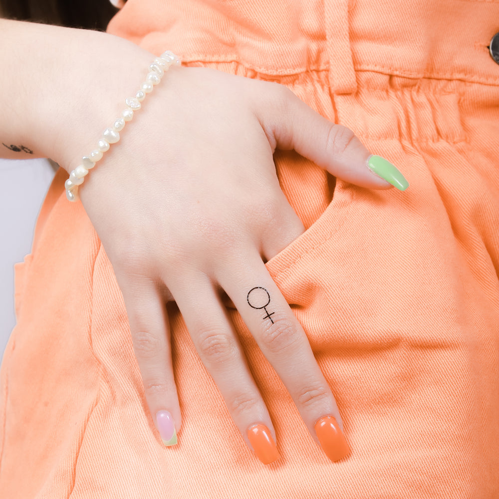 tatouage ephemere symbole femme style minimaliste et elegant