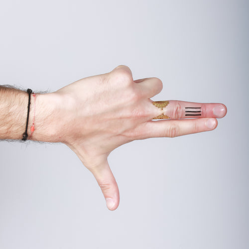 tatouage ephemere trois lignes paralleles porte sur le doigt design minimaliste et geometrique
