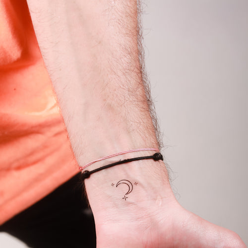 tatouage temporaire petite lune discret inspiration nuit et serenite