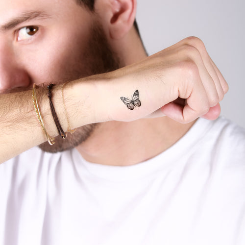 tatouage papillon minimaliste discret sur la main inspiration nature et legerete