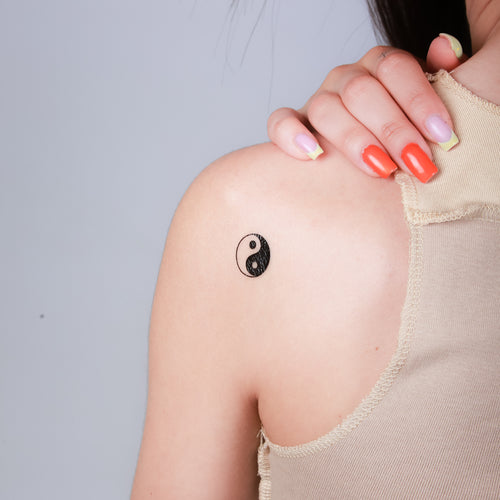 tatouage ephemere symbole yin yang style spirituel et equilibre