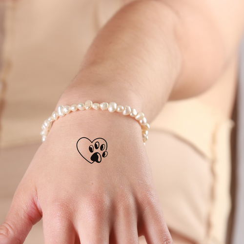 tatouage ephemere coeur patte de chien style tendre et symbolique