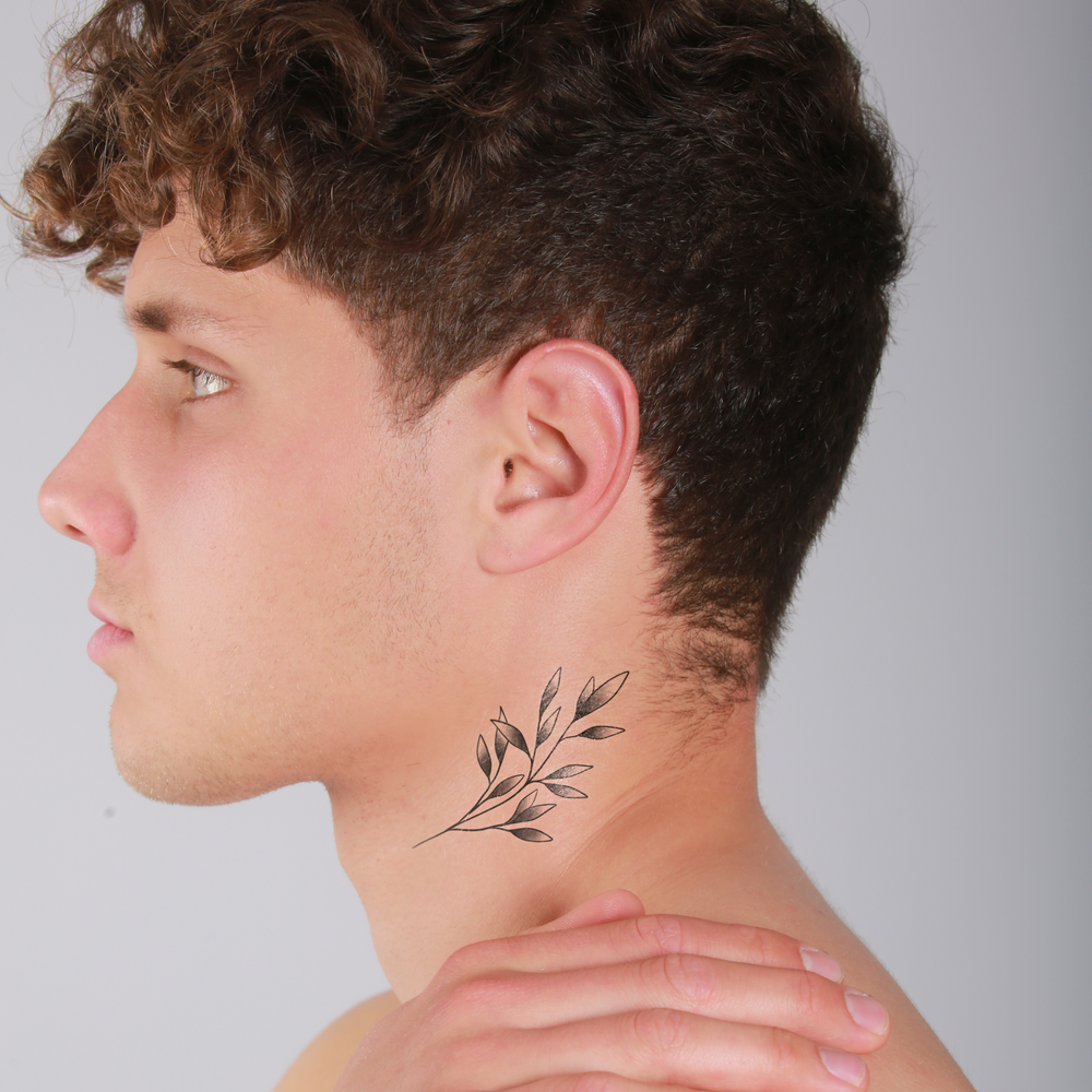 tatouage ephemere branche feuillue style naturel et delicat