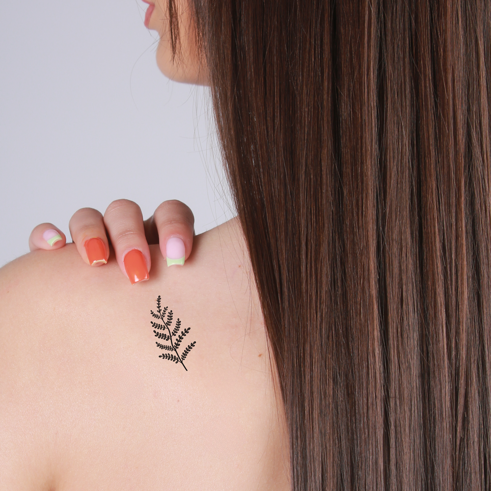 tatouage temporaire fougere delicate inspiration nature et renouveau