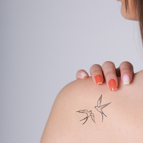 tatouage ephemere hirondelles style delicat et symbolique