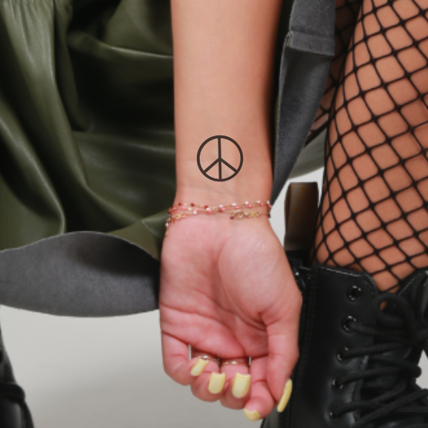 Tatouage peace and love