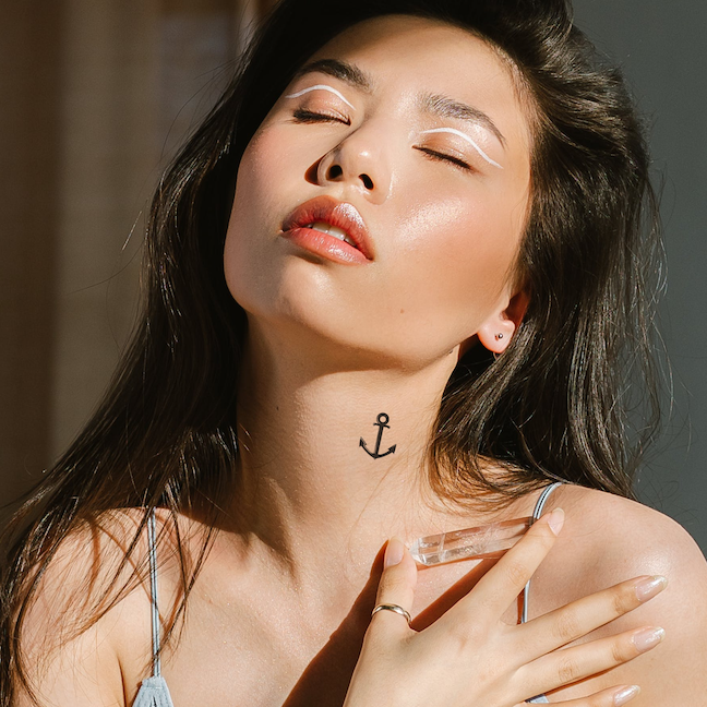 tatouage ancre marine discret sur le cou inspiration voyage et aventure