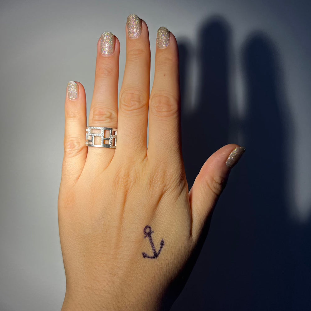 tatouage ancre marine discret sur la main inspiration bateau et marin