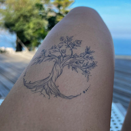 tatouage temporaire arbre de vie cuisse inspiration force, nature et renouveau