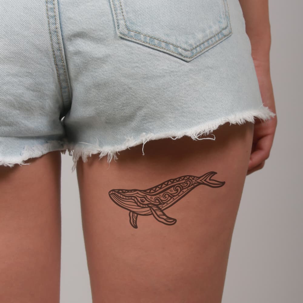 Tatouage baleine mandala style maori pour femme sur la cuisse