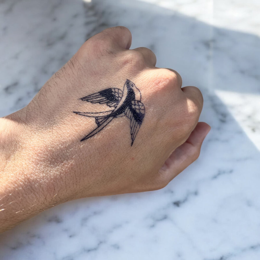 Tatouage hirondelle old school pour homme