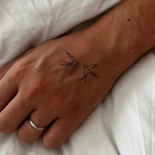 tatouage temporaire hirondelles discret main