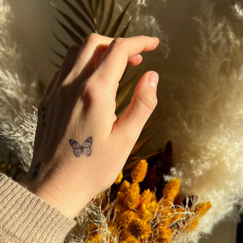 tatouage jagua papillon mini discret sur la main inspiration tendance