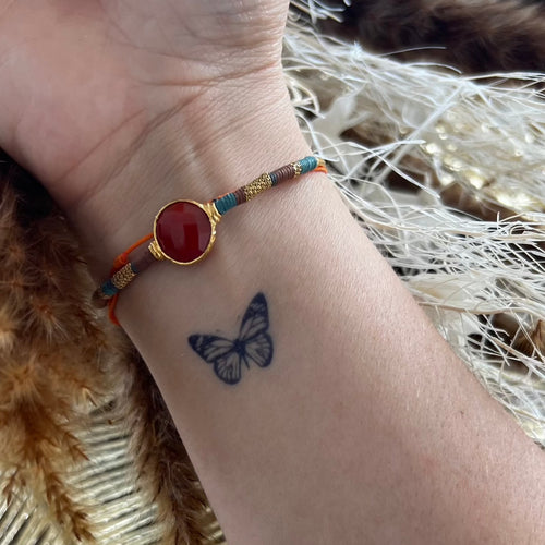 tatouage ephemere papillon minimaliste porte sur le poignet style delicat et elegant