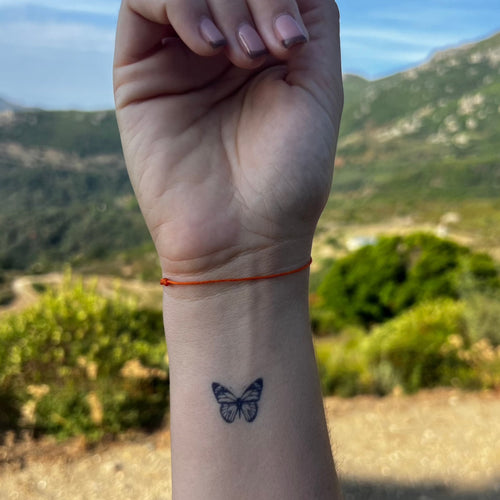 tatouage-papillon-minimaliste-nature
