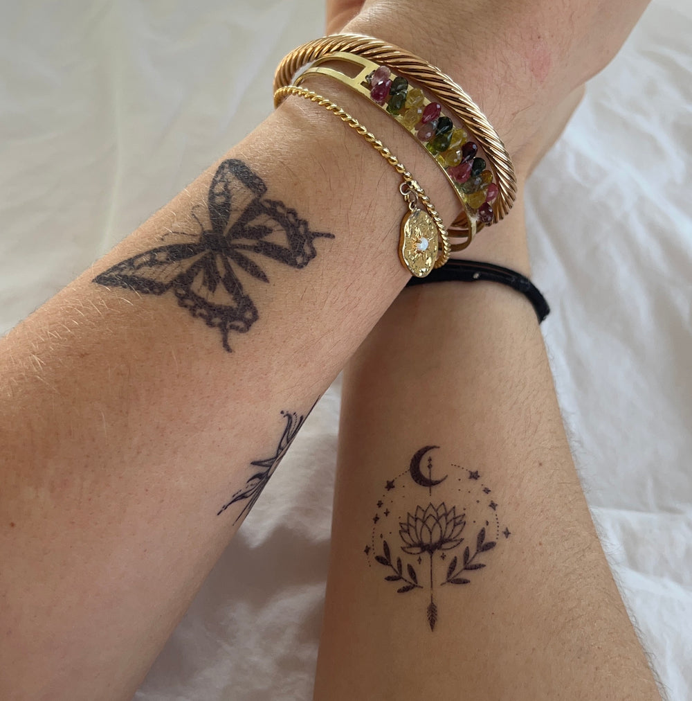 tatouage temporaire papillon monarque et flèche lotus