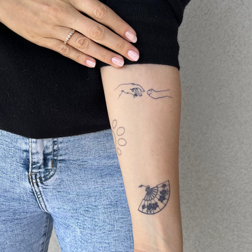 Patte de chien et main