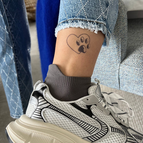 tatouage temporaire coeur patte de chien discret cheville