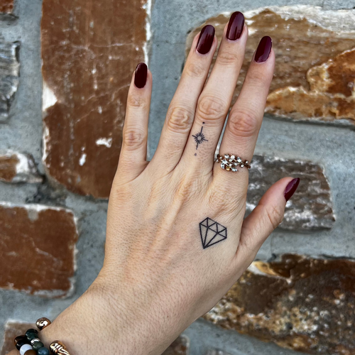 tatouage etoile et diamant sur la main