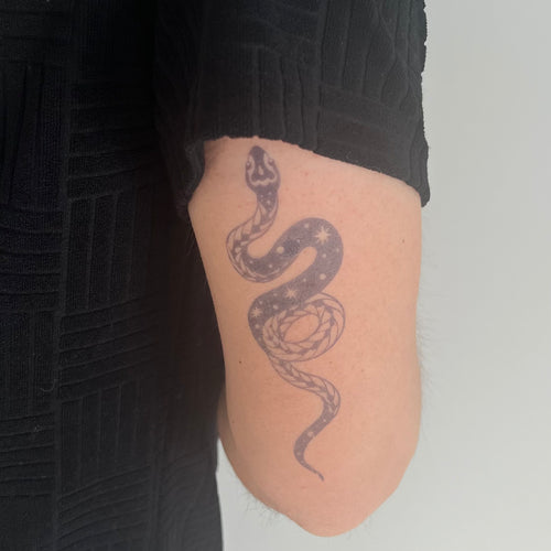 tatouage temporaire serpent discret inspiration transformation et sagesse