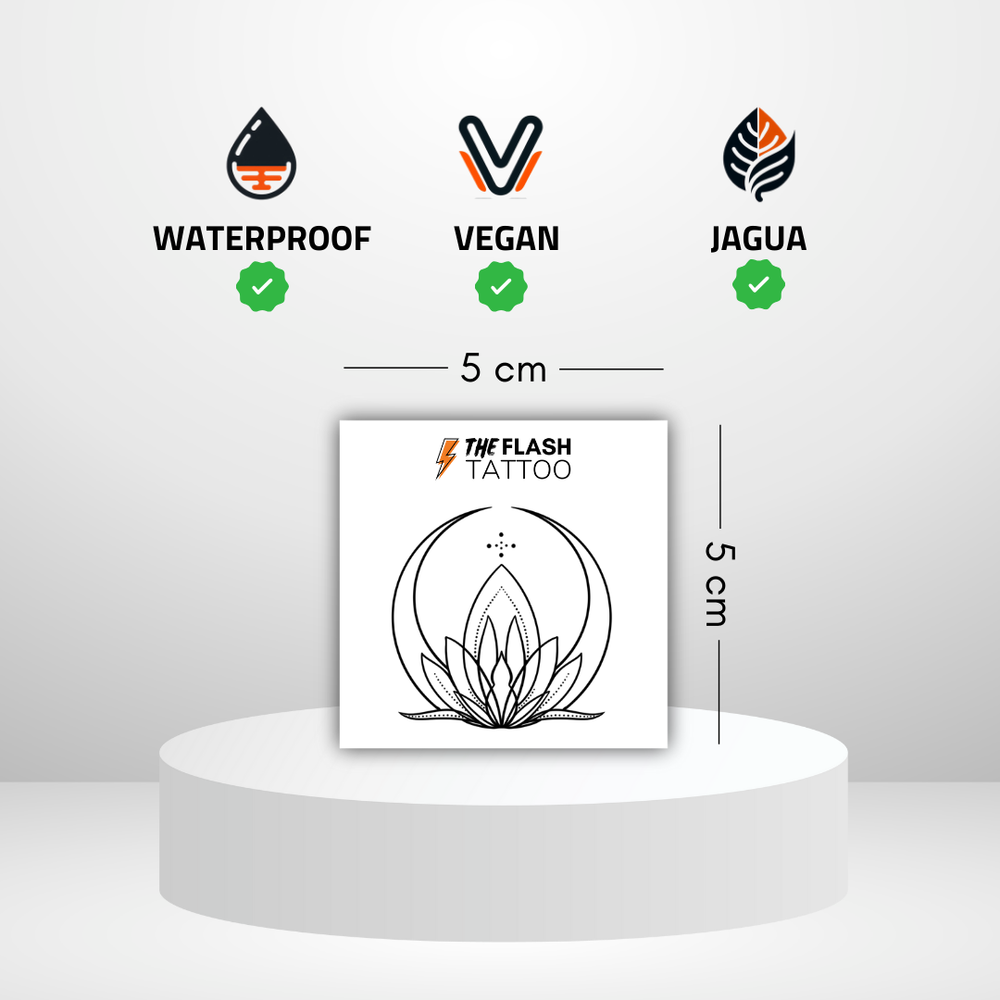 Tatouage fleur de lotus minimaliste aux traits fins