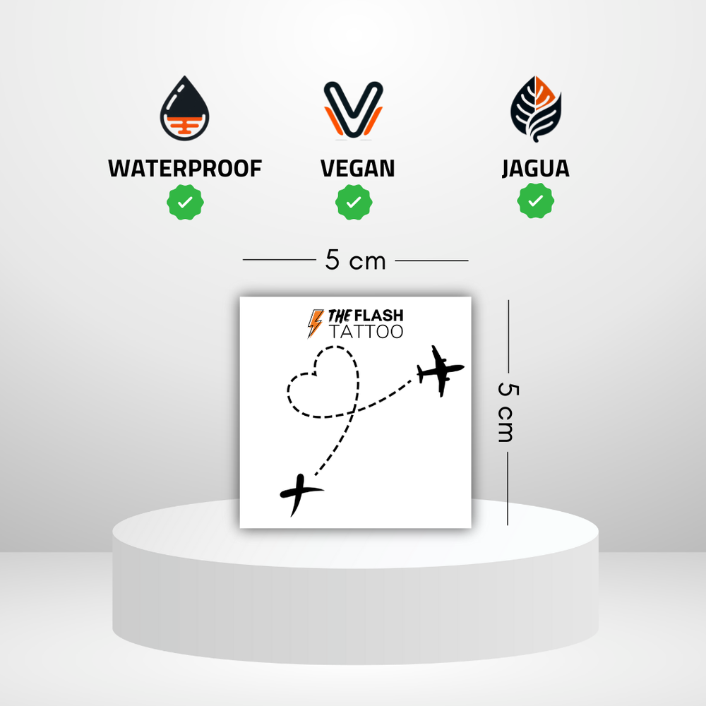 Tatouage voyage minimaliste avec coeur et avion pour les aventuriers