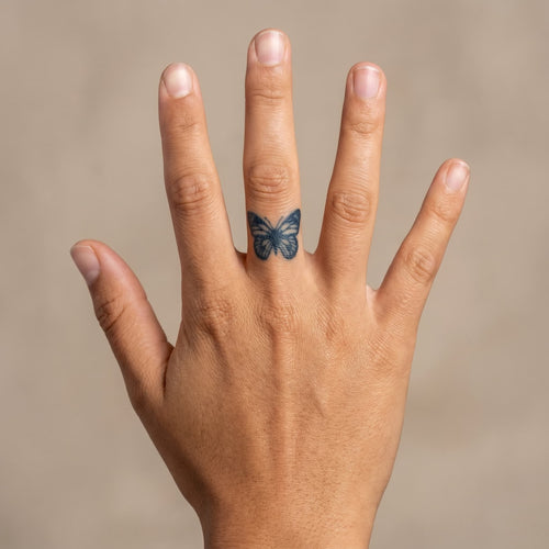 Tatouage papillon minimaliste petit tattoo main pour femme