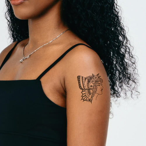 Tatouage papillon style old school pour femme sur bras et épaule