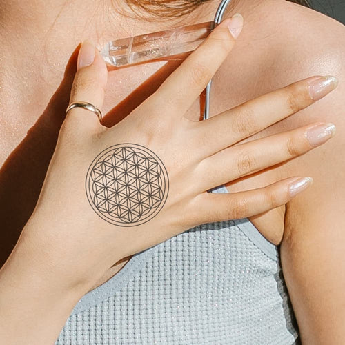 Tatouage fleur de vie pour femme sur la main tattoo éphémère spirituel