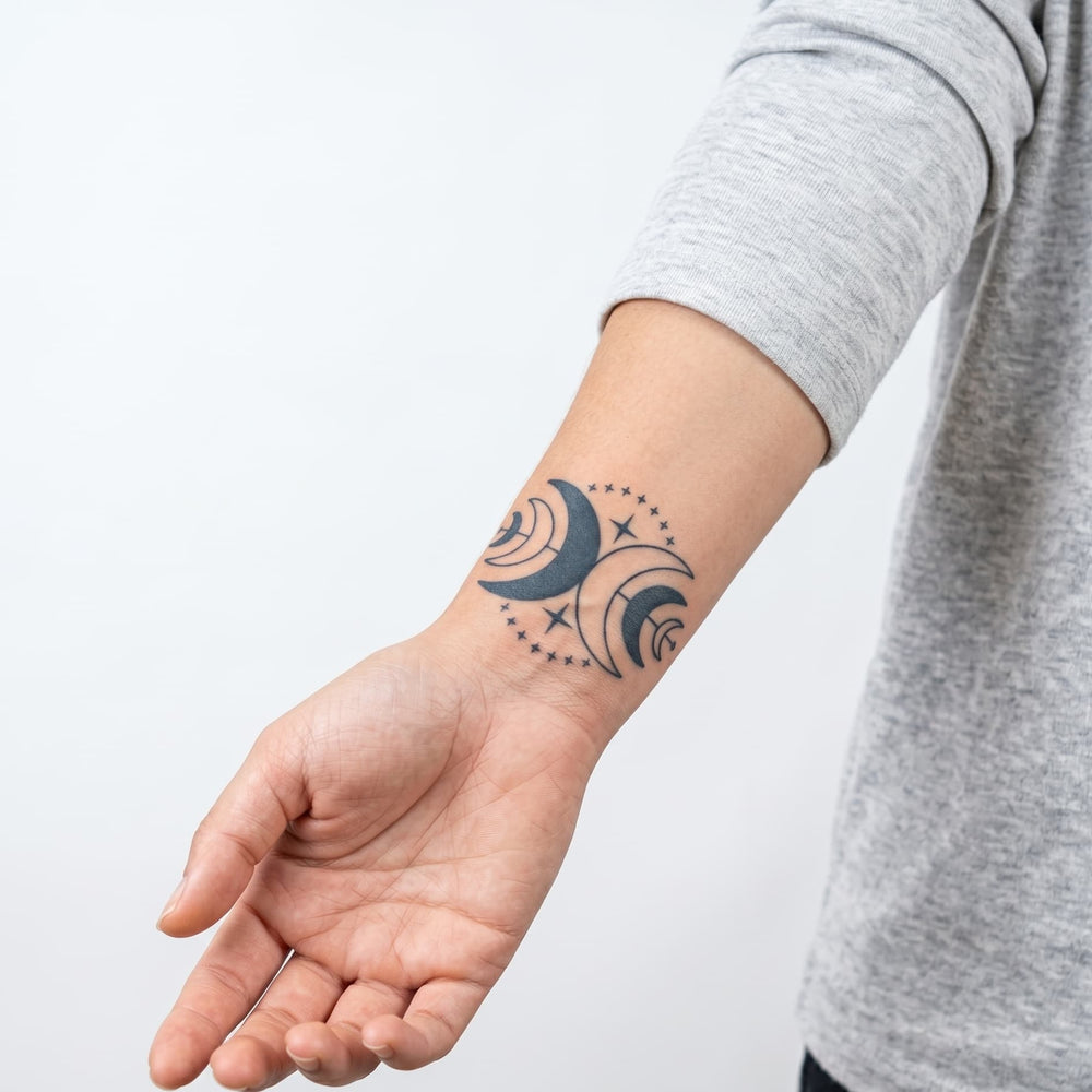 Tatouage lune à l'encre de jagua sur le poignet