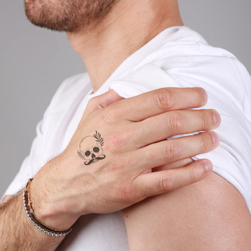 Tatouage tête de mort avec moustache pour homme idéal sur la main