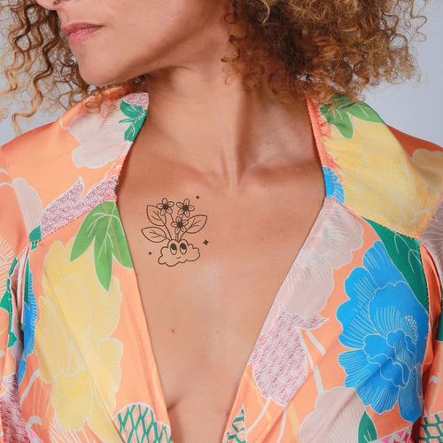 Tatouage nuage mignon avec fleur pour femme