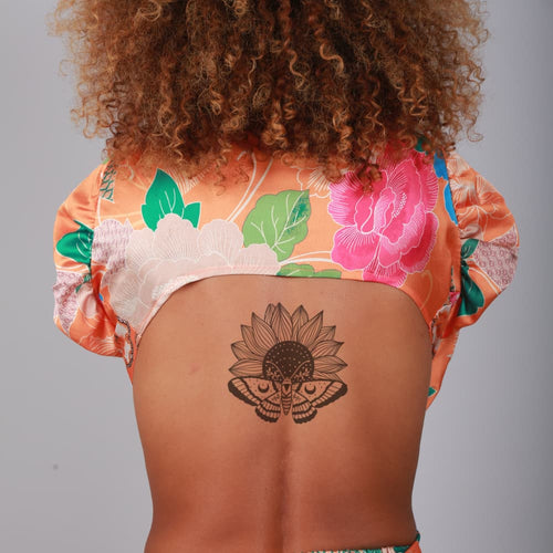 Tatouage papillon tournesol pour femme dans le dos