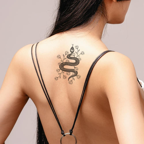 Tatouage serpent femme dans le dos