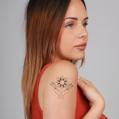 Tatouage soleil sacré pour femme dessin délicat et poétique