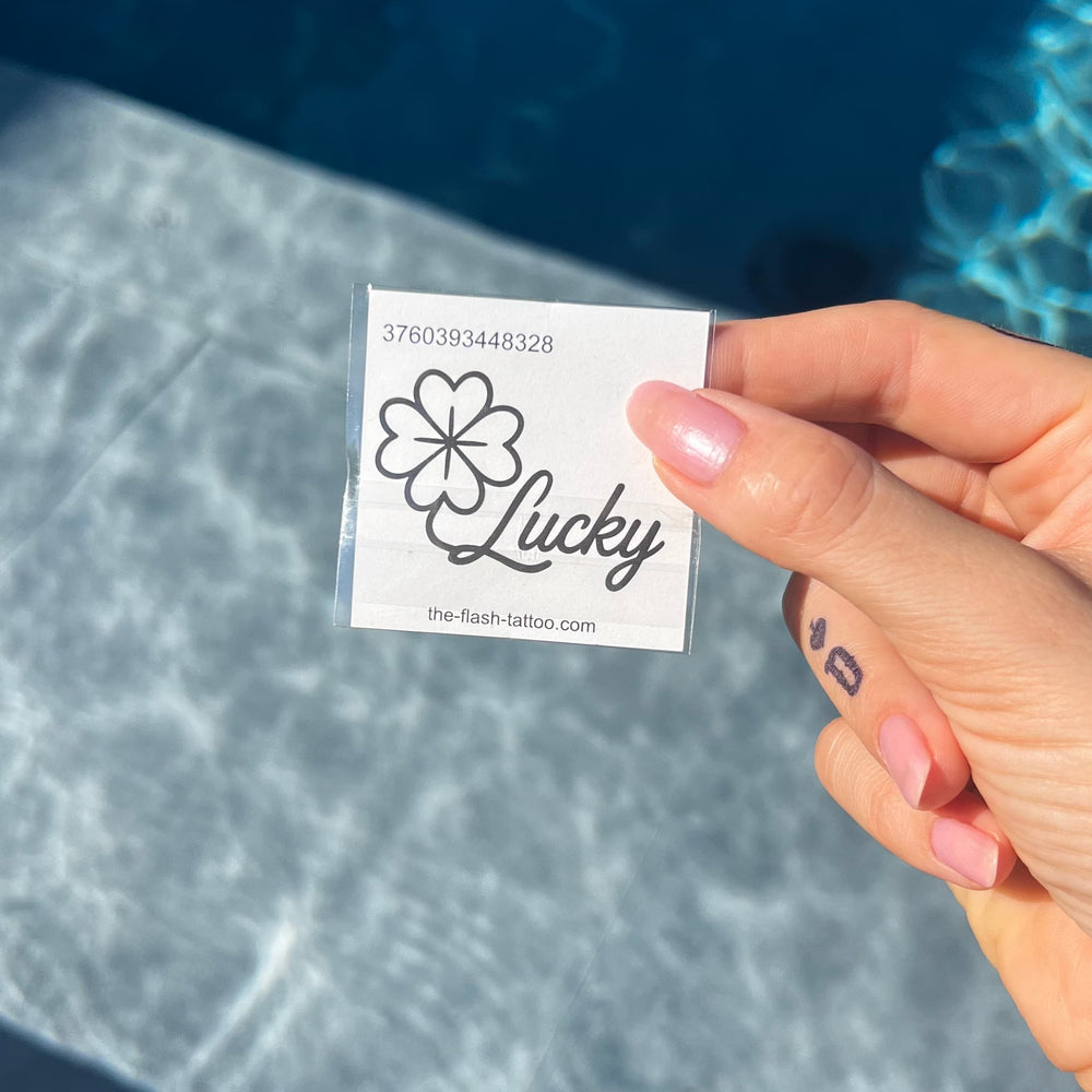 Tatouage citation lucky avec trèfle à quatre feuilles porte bonheur